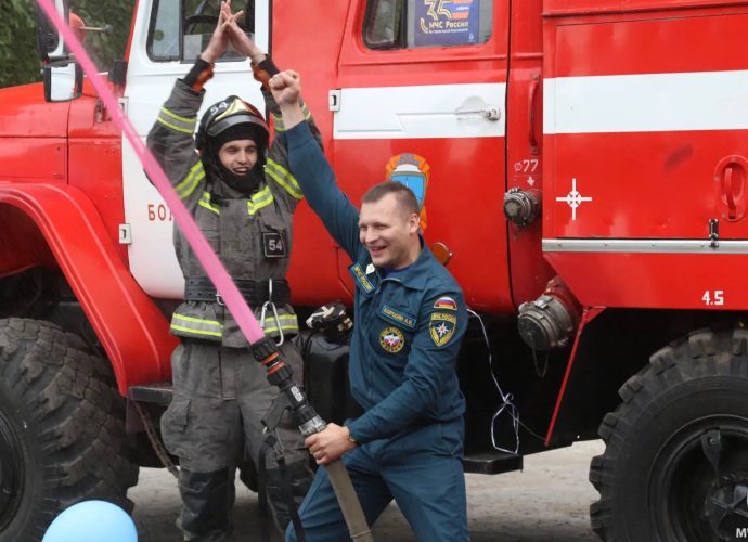 Начальник пожарной части в Болохово узнал пол будущего ребенка с помощью пожарного рукава