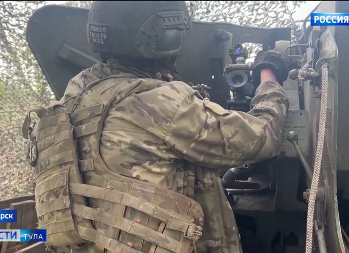 Два года назад приграничье приняло удар. И все эти два года Тульский регион направляет гуманитарные конвои, принимает курских детей, оснащает госпитали и отправляет бойцов на помощь согражданам. 