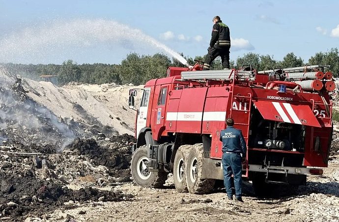 На полигоне ТБО под Веневом продолжают бороться с возгоранием