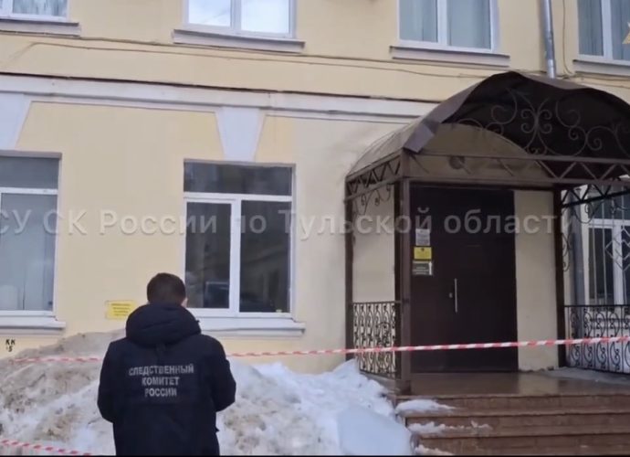 Главного инженера будут судить после падения наледи на тулячку