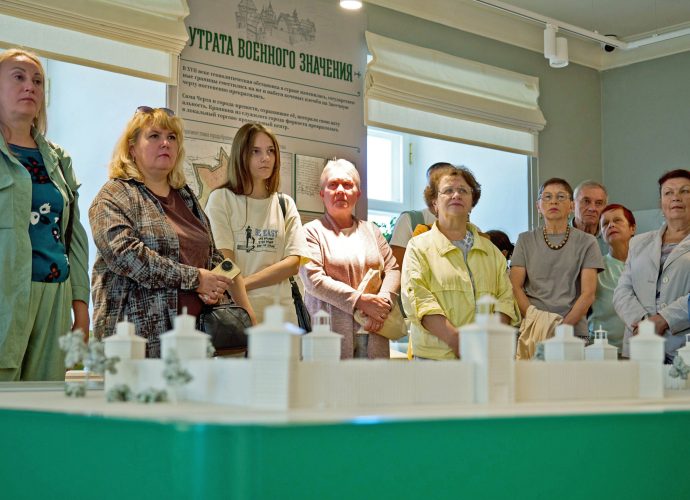 Туристов бесплатно свозили в Крапивну на туристическом автобусе