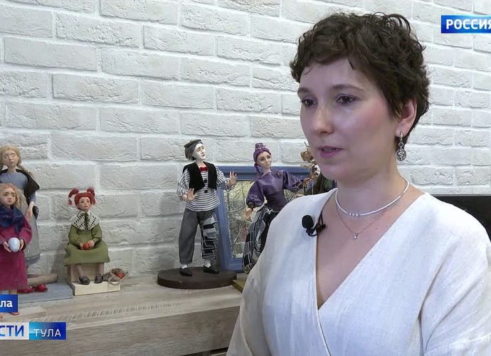 Мастер Светлана Глумова не просто создаёт кукол, а придумывает им судьбу