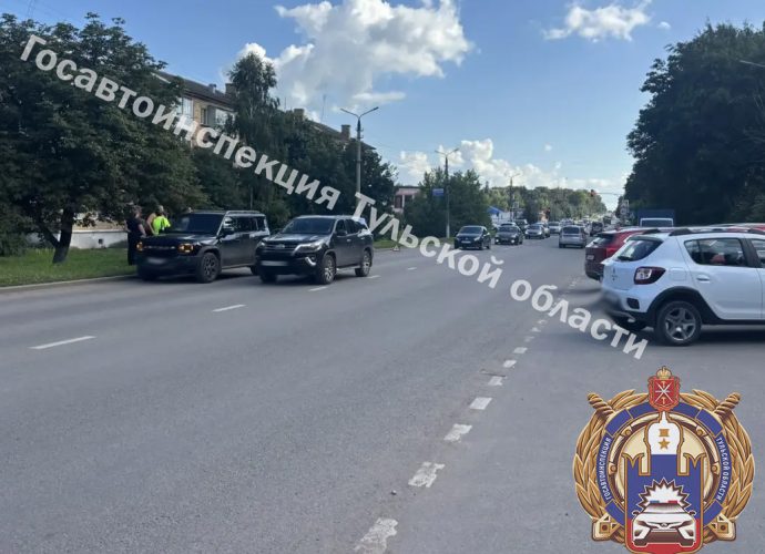В Щекино автомобиль столкнулся с мопедом, пострадала пассажирка