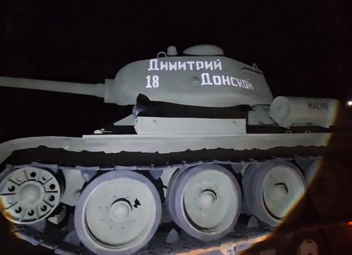 В Туле на новом мемориале установили подлинные танки Т-34-85 и Т-80 Б