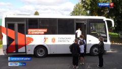 Специальный автобус доставляет школьников в Суворов для занятий футболом Специальный автобус доставляет школьников в Суворов для занятий футболом