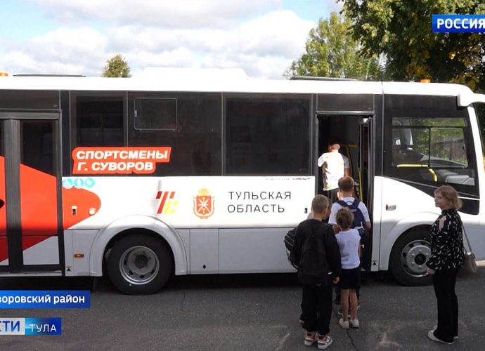 Специальный автобус доставляет школьников в Суворов для занятий футболом