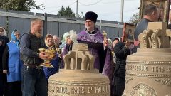 В Крестовоздвиженском храме поселка Ленинский состоялось освящение колоколов В Крестовоздвиженском храме поселка Ленинский состоялось освящение колоколов