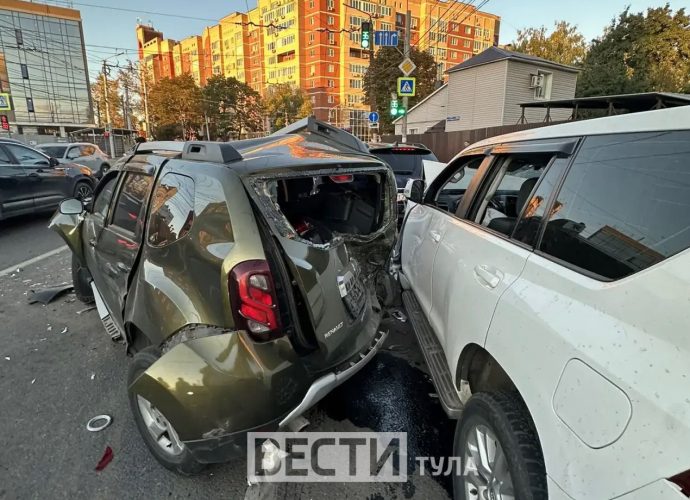 В ДТП на Дмитрия Ульянова пострадали 9 машин