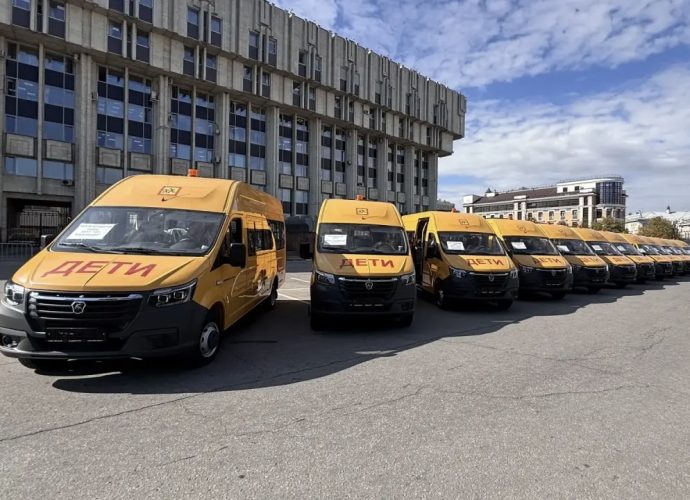 В Тульскую область привезли 12 новых школьных автобусов