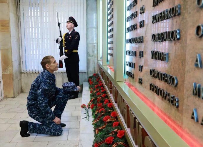 Тульские полицейские возложили цветы в память о жертвах терактов
