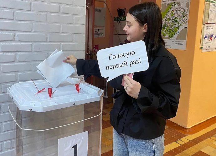 Впервые голосующие избиратели Тульской области получают книгу «Тульский край: эпохи, события, люди»