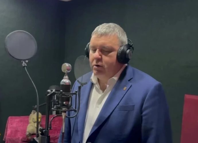 Илья Беспалов поздравил туляков песней «С чего начинается Родина»