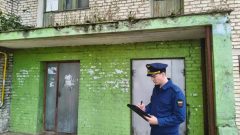 Прокуратура обязала УК устранить грибок и разрушения в подъезде дома в Ефремове