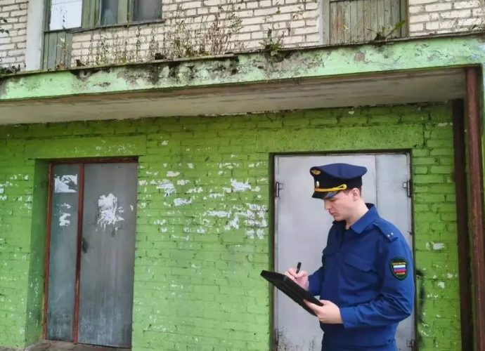 Прокуратура обязала УК устранить грибок и разрушения в подъезде дома в Ефремове