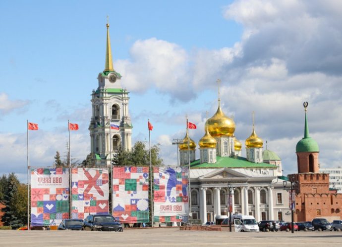 Тулу украсили к 880-летию флагами, арт-объектами и подсветкой