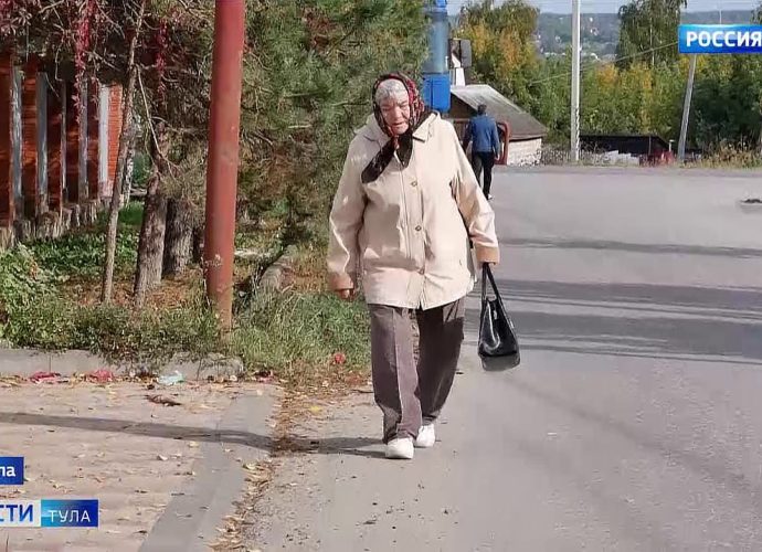 Опасная лотерея: в Ямнах жители идут по дороге без тротуара и освещения