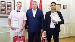 Илья Беспалов наградил инструкторов, которые спасли ребёнка и девушку