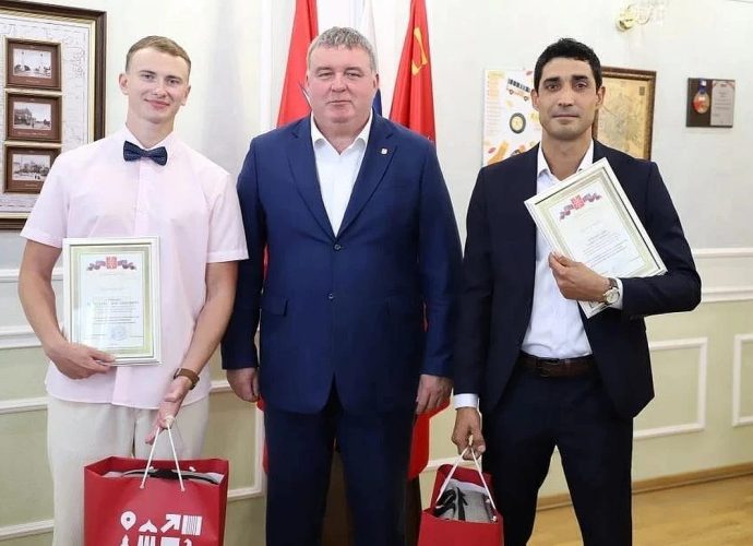 Илья Беспалов наградил инструкторов, которые спасли ребёнка и девушку