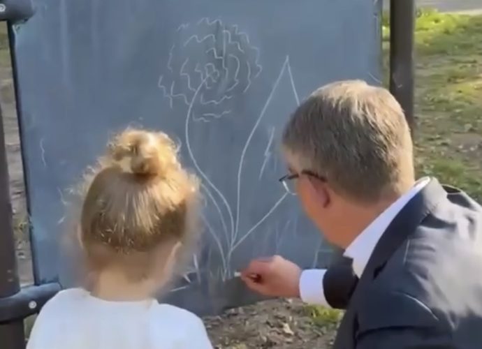 На детских площадках Тульской области начали устанавливать доски для рисования