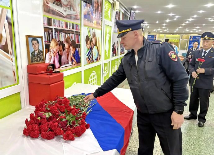 Тульские полицейские почтили память Героя России Дмитрия Горшкова