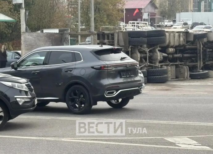 В Туле на повороте с Рязанской на Овражную перевернулся грузовик со щебнем