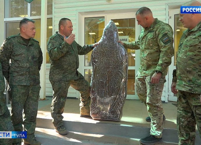 Туляки привезли огромный пряник бойцам отряда «Барс-Курск» в благодарность за сбитую ракету