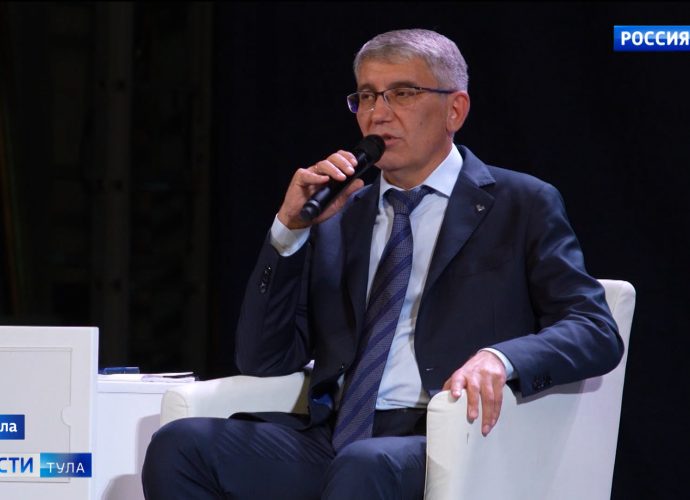 Бензин, безопасность производств и ремонт дорог: о чём спросили губернатора на встрече в ДК «Туламашзавод»
