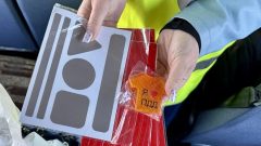 Сотрудники ГАИ раздали школьникам световозвращающие аксессуары