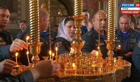 Тульские спасатели зажгли свечи в Успенском кафедральном соборе