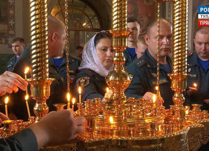 Тульские спасатели зажгли свечи в Успенском кафедральном соборе