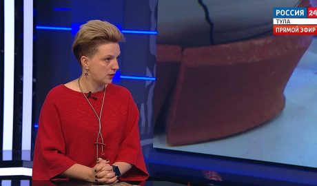 «Показываем, как первобытный человек раскалывал гальку»: методист Василиса Завалишина о Школе юного археолога в Туле