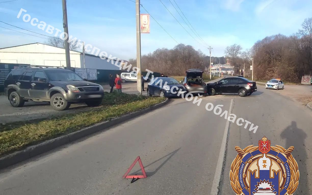 В Дубне столкнулись три иномарки: пострадала пассажирка В Дубне столкнулись три иномарки: пострадала пассажирка