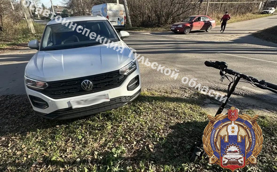В Киреевском районе мальчик на электросамокате выехал на дорогу и попал под машину