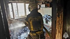 В Иншинском пожарные спасли из огня 5 жильцов трехэтажки В Иншинском пожарные спасли из огня 5 жильцов трехэтажки