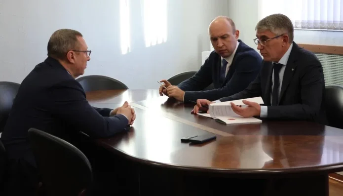 Дмитрий Миляев посетил Новомосковск и провёл заседание оперштаба после атаки БПЛА
