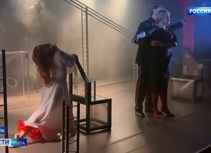 «Анна Каренина всех раздражает». В театре «Эрмитаж» поставили спектакль по мотивам романа Толстого