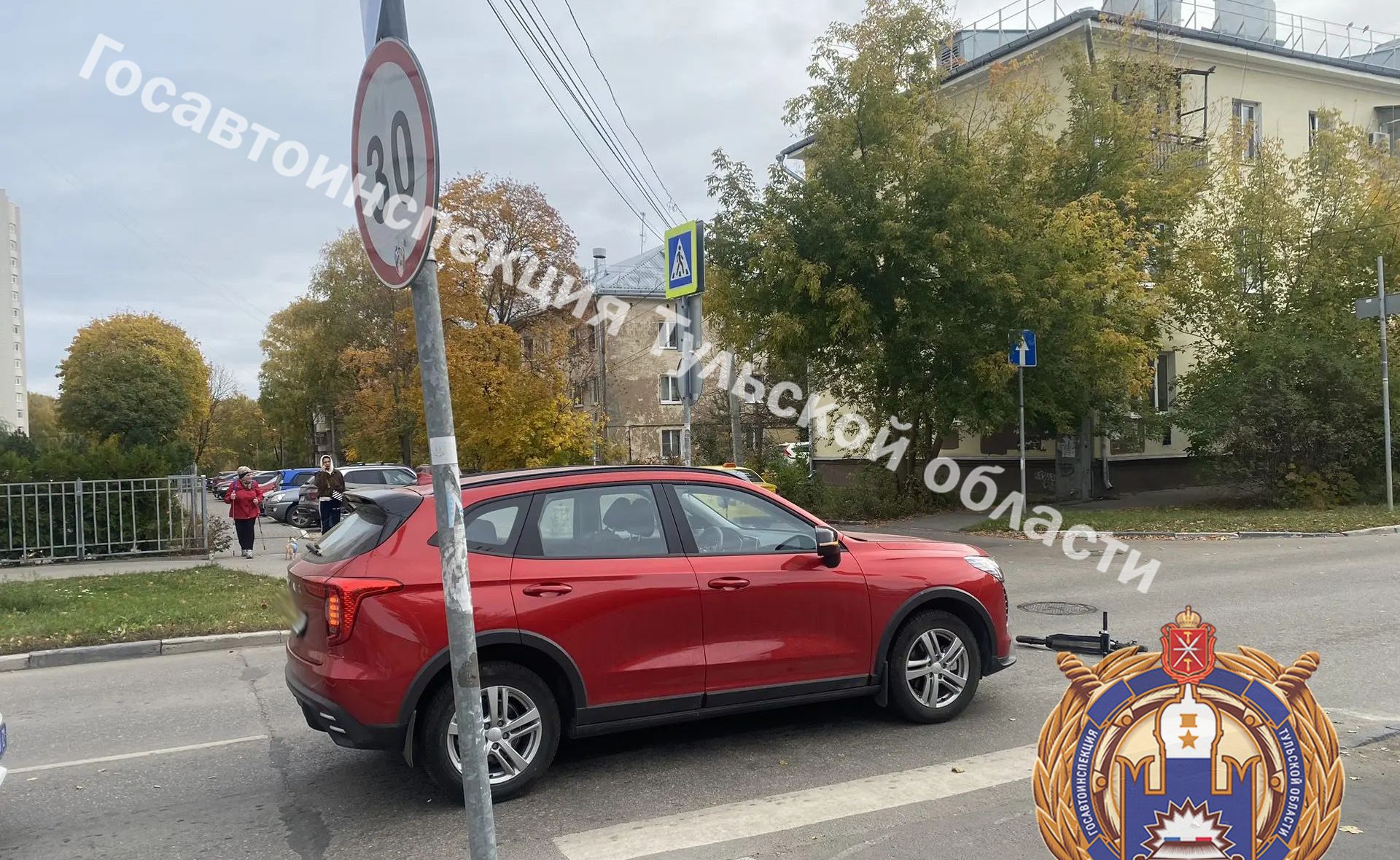 В Туле автомобиль сбил школьника на электросамокате В Туле автомобиль сбил школьника на электросамокате
