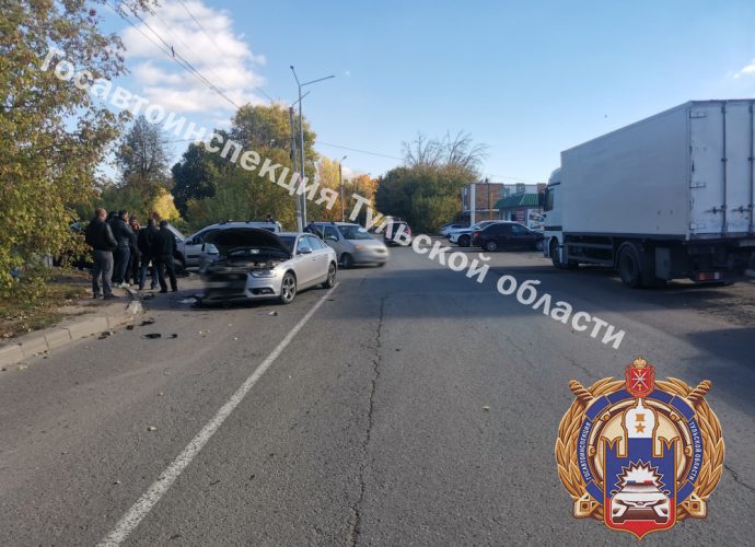 В Новомосковске столкнулись три автомобиля